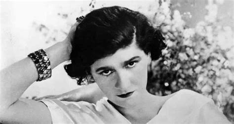 Coco Chanel: vita, stile e la sua azienda di moda molto famosa